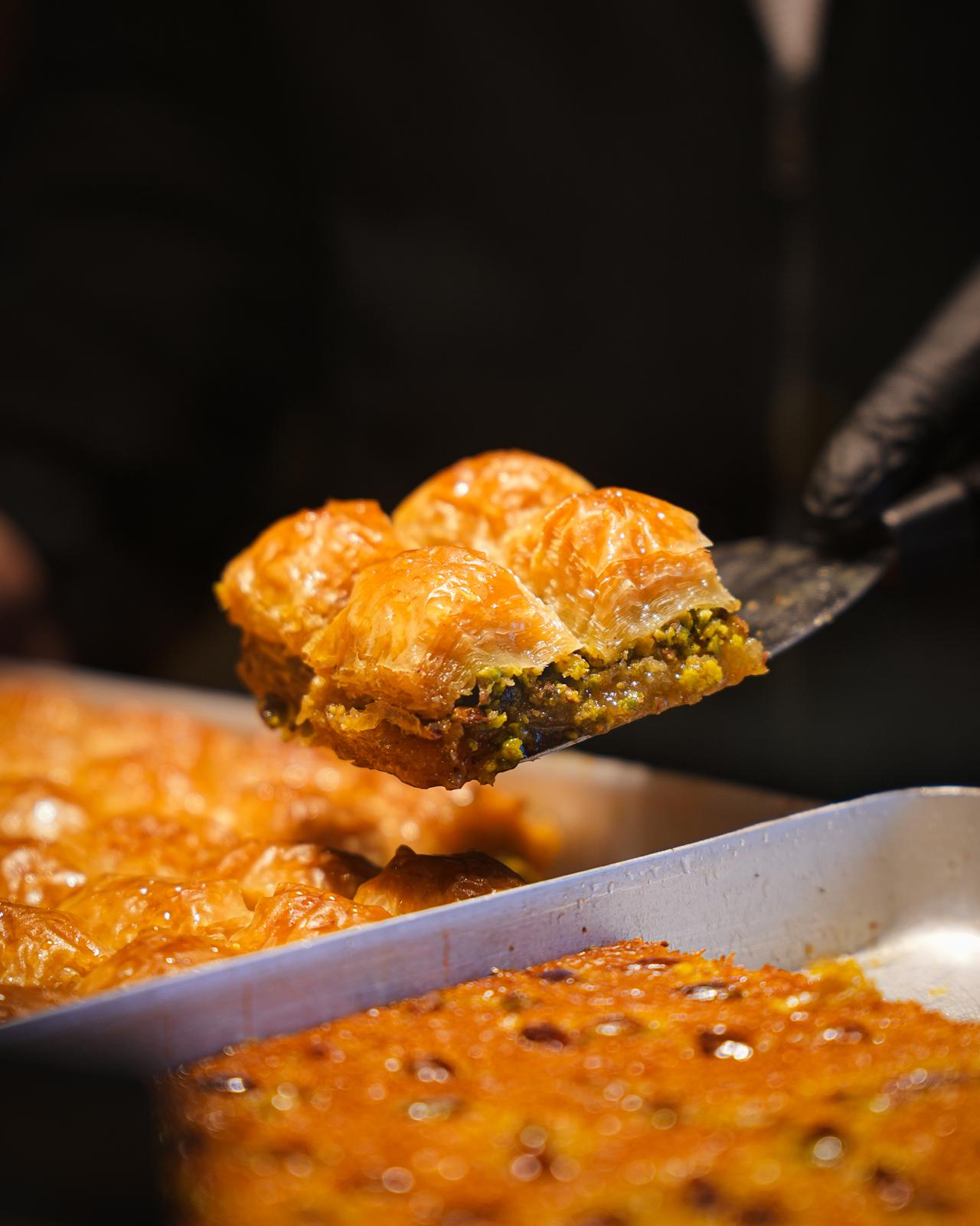 Kırk yapraklı fıstıklı baklava tepsisi, baklava diliminde